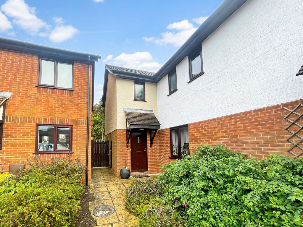 3 bed semi-detached house for sale in Darlington Close, Amersham HP6, £480,000