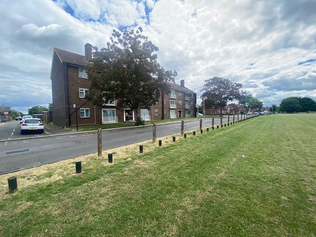 2 bed flat for sale in Greenway, Hayes UB4, £249,950