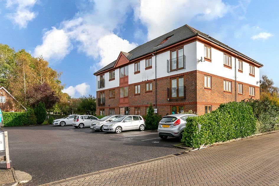 2 bed flat for sale in Harvest Road, Maidenbower, Crawley, West Sussex RH10, £225,000