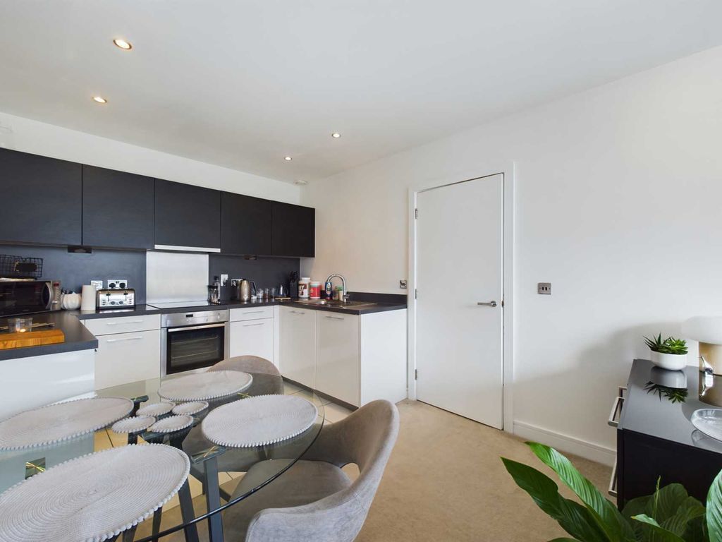 1 bed flat for sale in Kd Tower, Town Centre HP1, £210,000