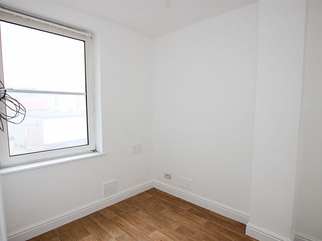 4 bed flat for sale in High Street, Newmarket CB8, £100,000