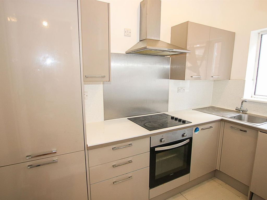 4 bed flat for sale in High Street, Newmarket CB8, £100,000