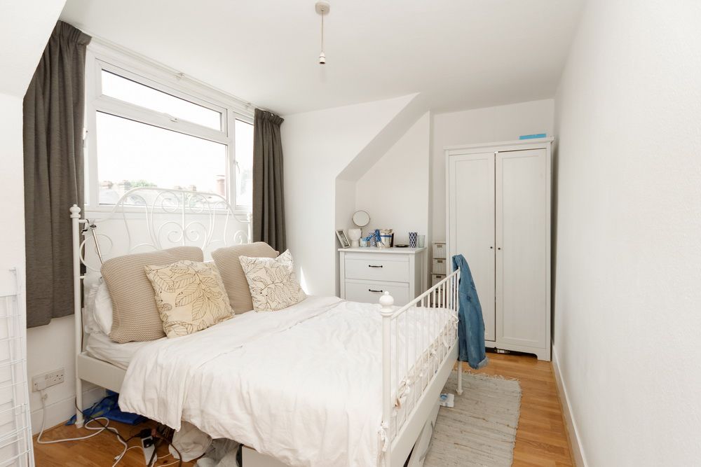 2 bed flat for sale in Ardbeg Road, Herne Hill, London SE24, £625,000
