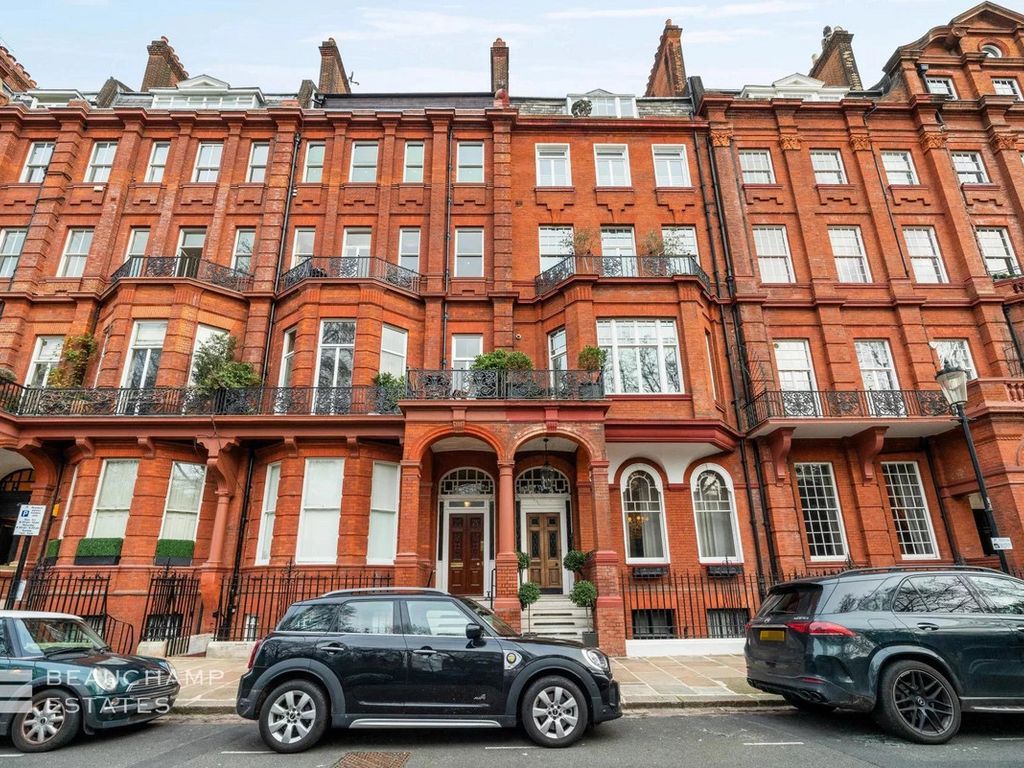 2 bed flat for sale in Cadogan Square, Knightsbridge SW1X, £2,590,000