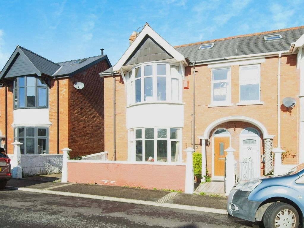 4 bed end terrace house for sale in Park Avenue, Porthcawl CF36, £355,000