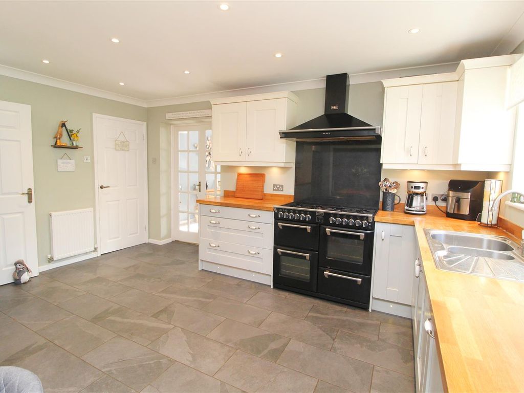 5 bed detached house for sale in St. Brides Close, Springfield, Milton Keynes MK6, £699,950