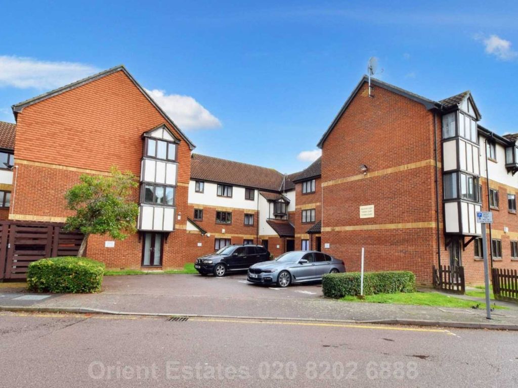 2 bed flat for sale in Falcon Way, London NW9, £338,000