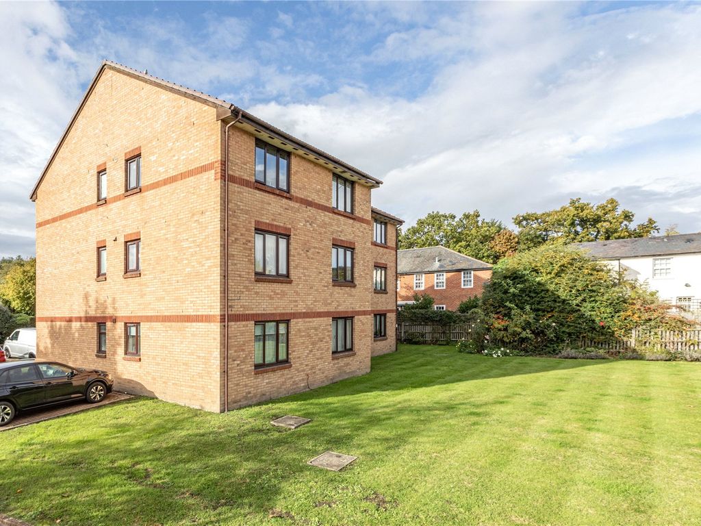 1 bed flat for sale in Ottershaw, Chertsey, Surrey KT16, £190,000