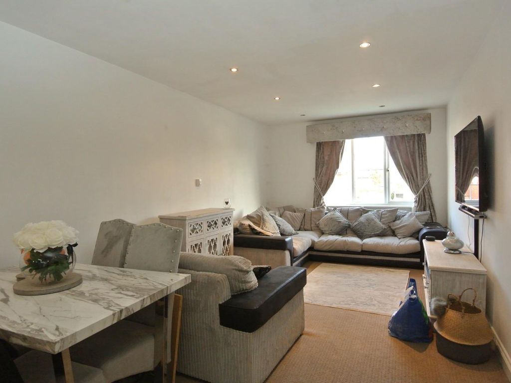 2 bed flat for sale in Ashford Crescent, Ashford TW15, £310,000