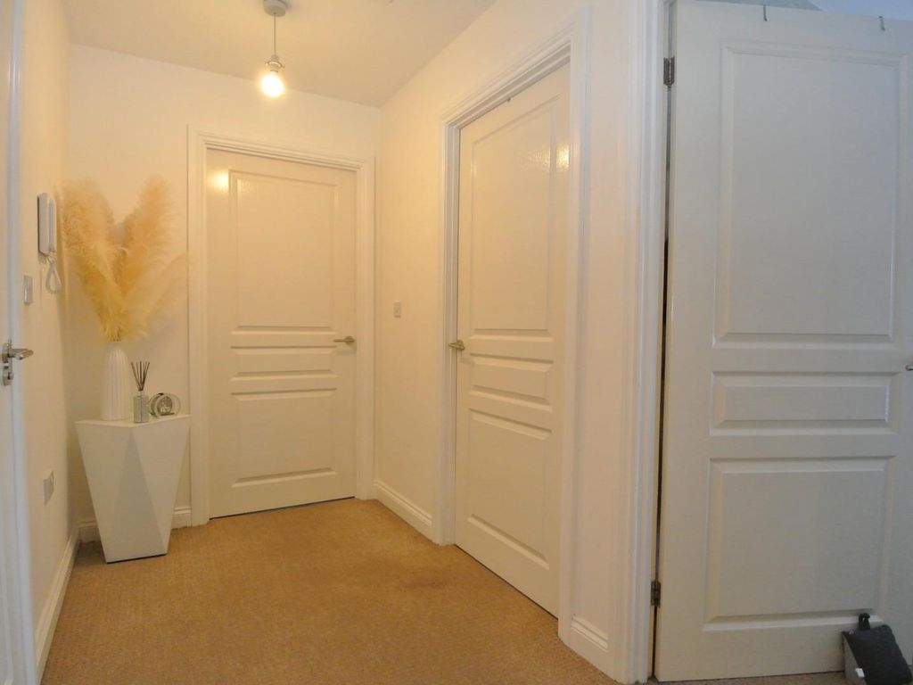 2 bed flat for sale in Ashford Crescent, Ashford TW15, £310,000
