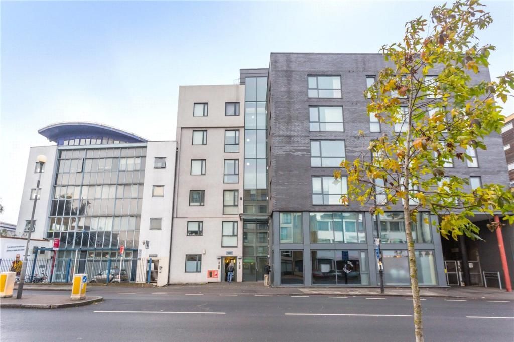 1 bed flat to rent in Baltic Place, London N1, £2,600 pcm