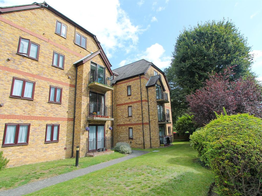 2 bed flat for sale in Bloxworth Close, Wallington SM6, £315,000
