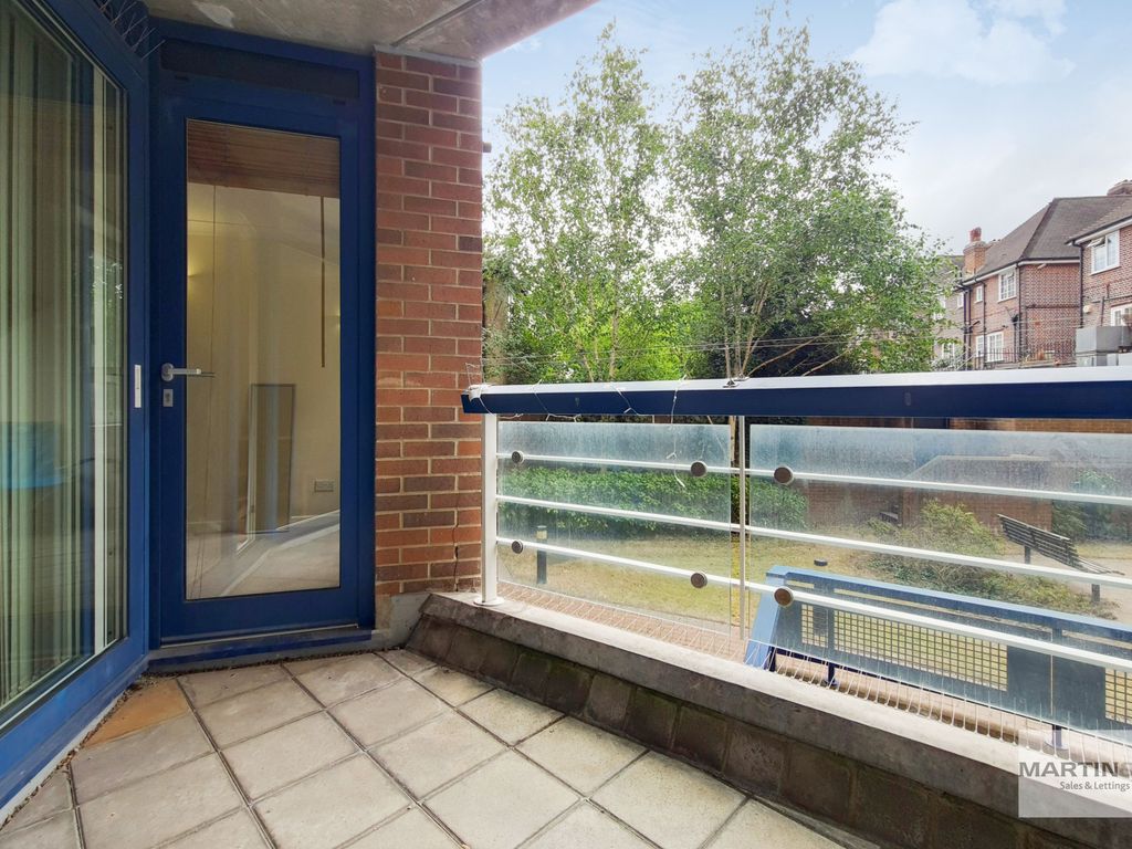 2 bed flat for sale in High Street, Purley CR8, £349,000