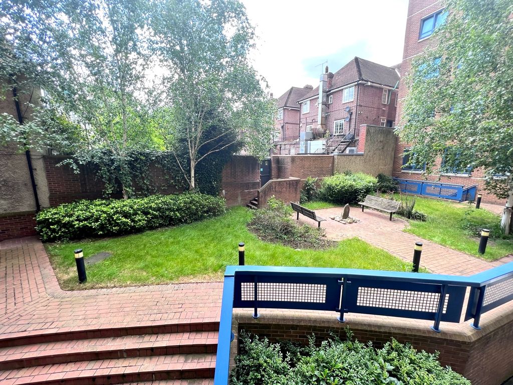 2 bed flat for sale in High Street, Purley CR8, £349,000