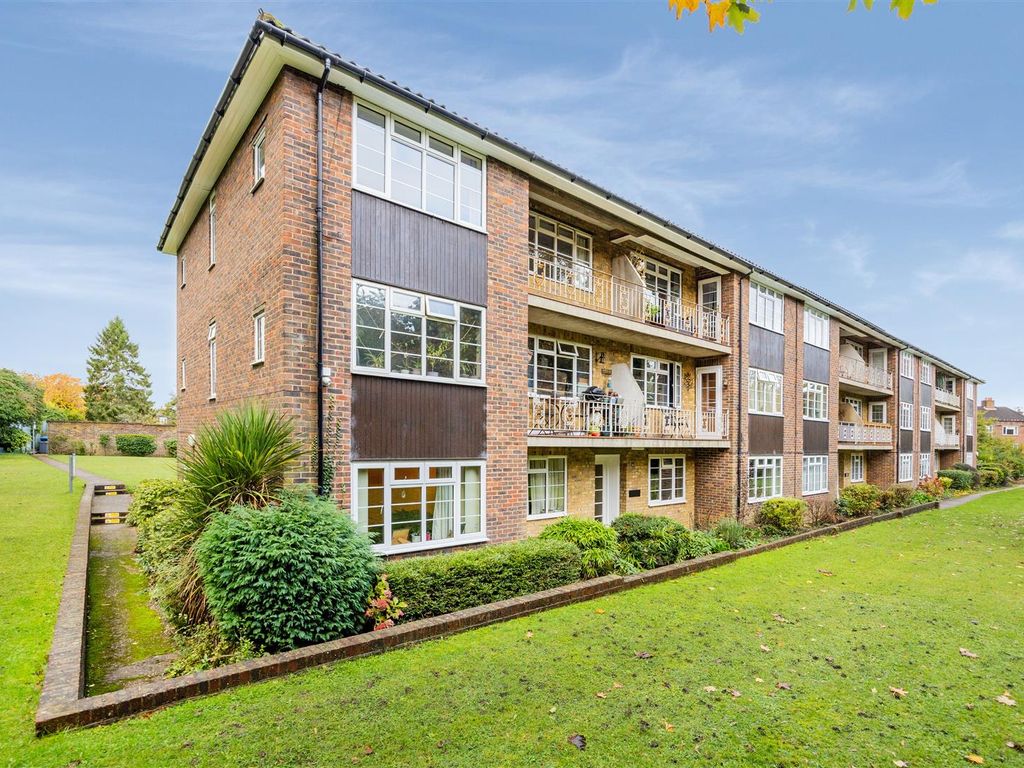 2 bed flat for sale in Lancaster Court, Banstead SM7, £300,000