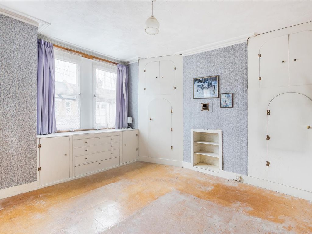 2 bed property for sale in Aston Road, London SW20, £600,000