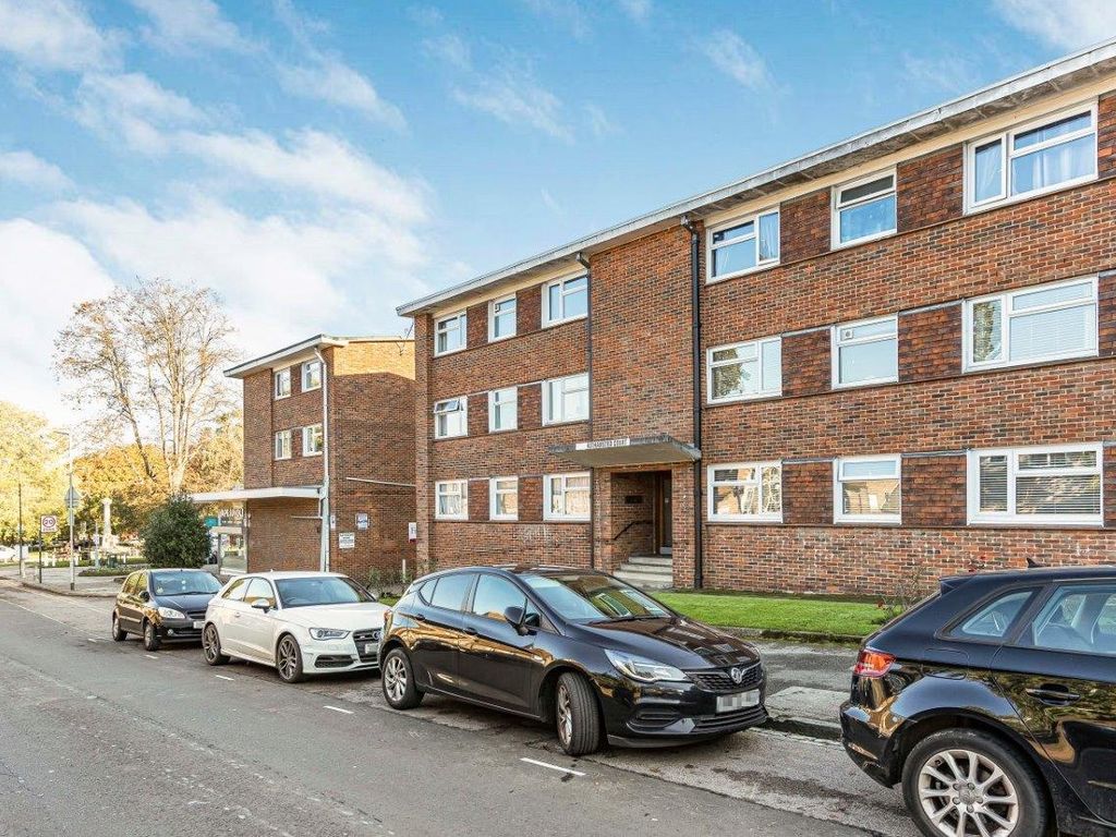 2 bed flat for sale in Rothamsted Court, Harpenden AL5, £399,950