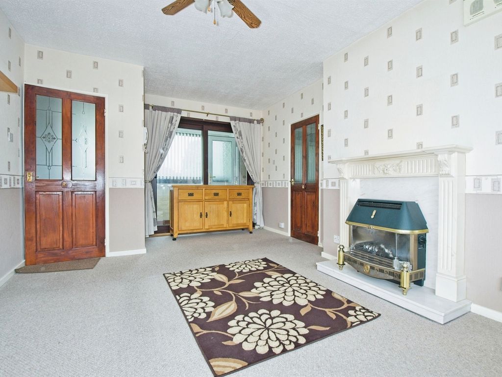 2 bed flat for sale in Landseer Close, Newport NP19, £100,000