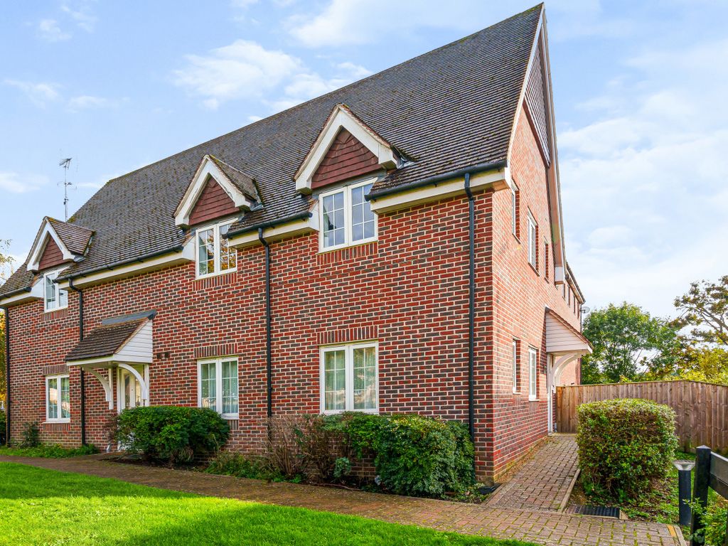 2 bed maisonette for sale in Warren Close, Farnham, Surrey GU9, £299,950