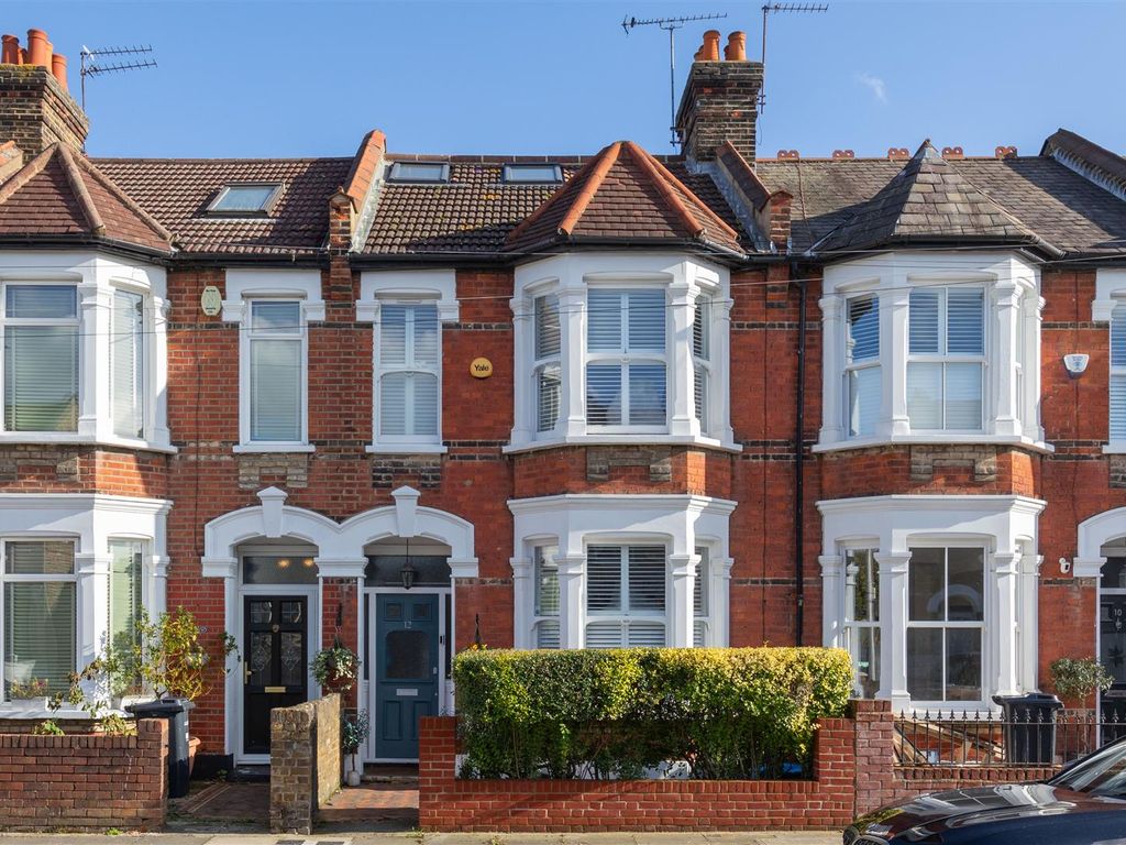 4 bed property for sale in Ashford Road, London E18, £750,000