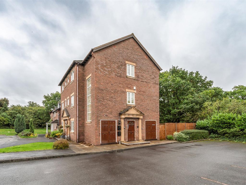 2 bed flat for sale in The Spinney, Solihull B91, £200,000