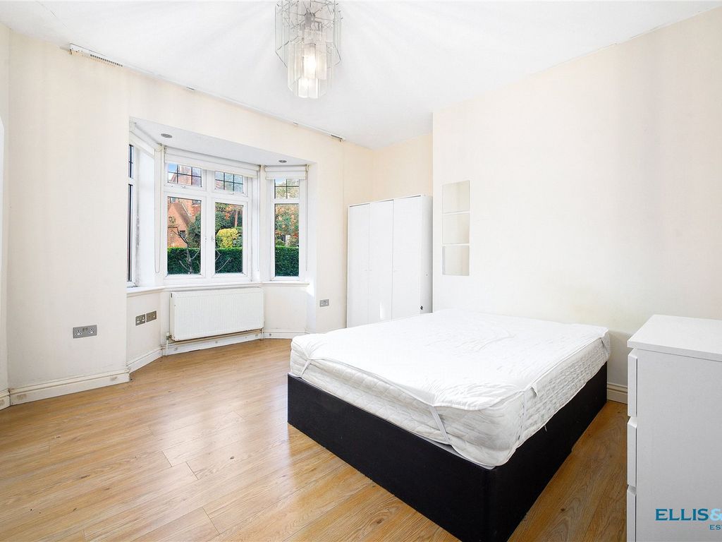 4 bed flat for sale in Golders Green Crescent, Golders Green NW11, £475,000