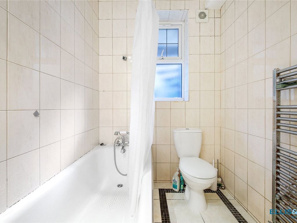 4 bed flat for sale in Golders Green Crescent, Golders Green NW11, £475,000