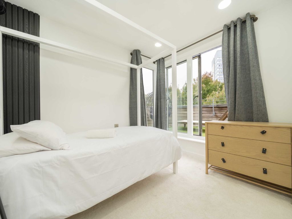 3 bed flat for sale in Abbey Road, London NW8, £900,000