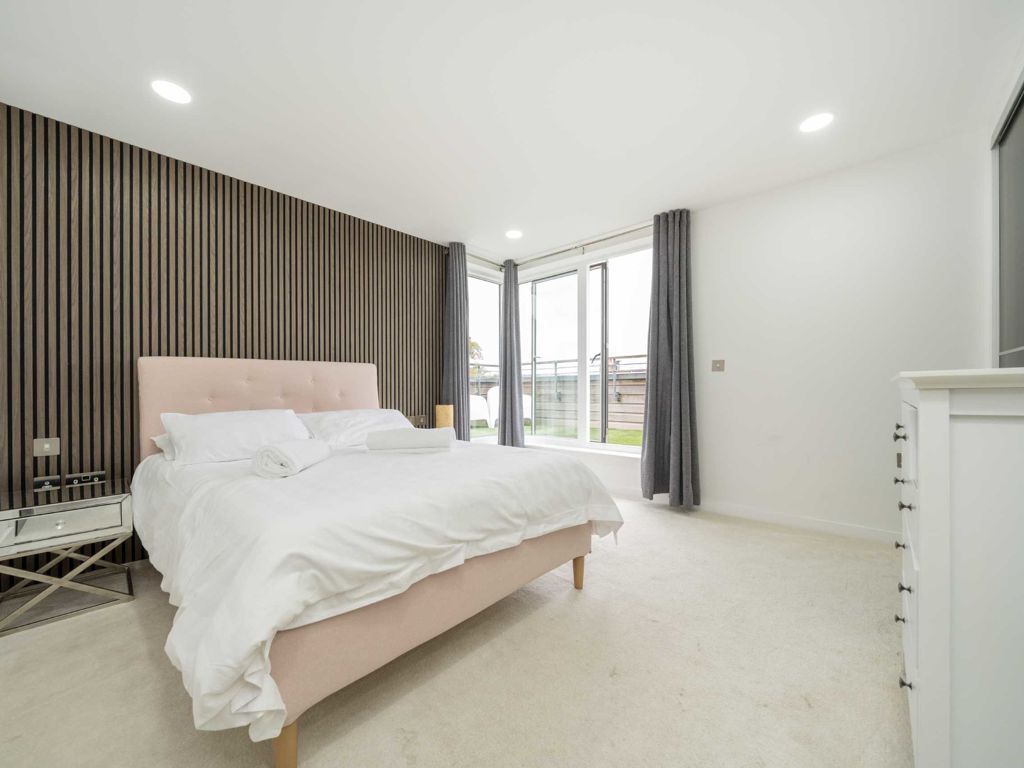 3 bed flat for sale in Abbey Road, London NW8, £900,000