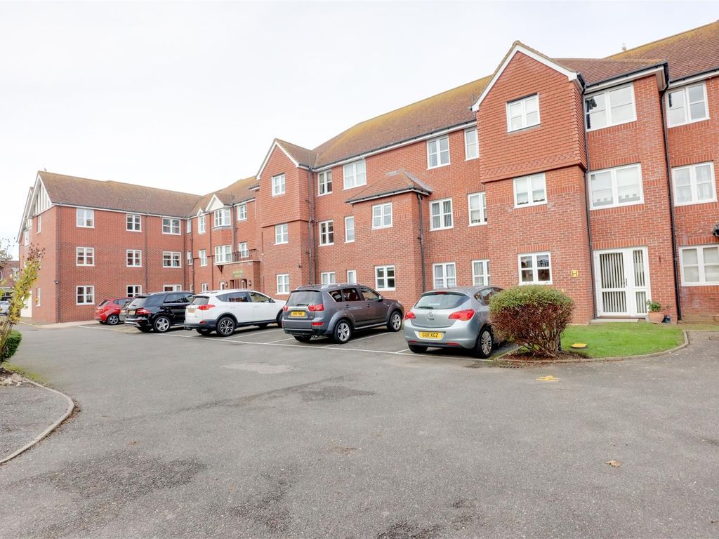 2 bed flat for sale in Connaught Avenue, Frinton-On-Sea CO13, £115,000