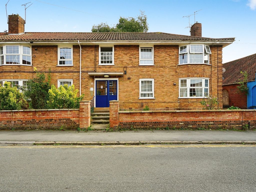 2 bed flat for sale in Bull Close, Norwich NR3, £150,000