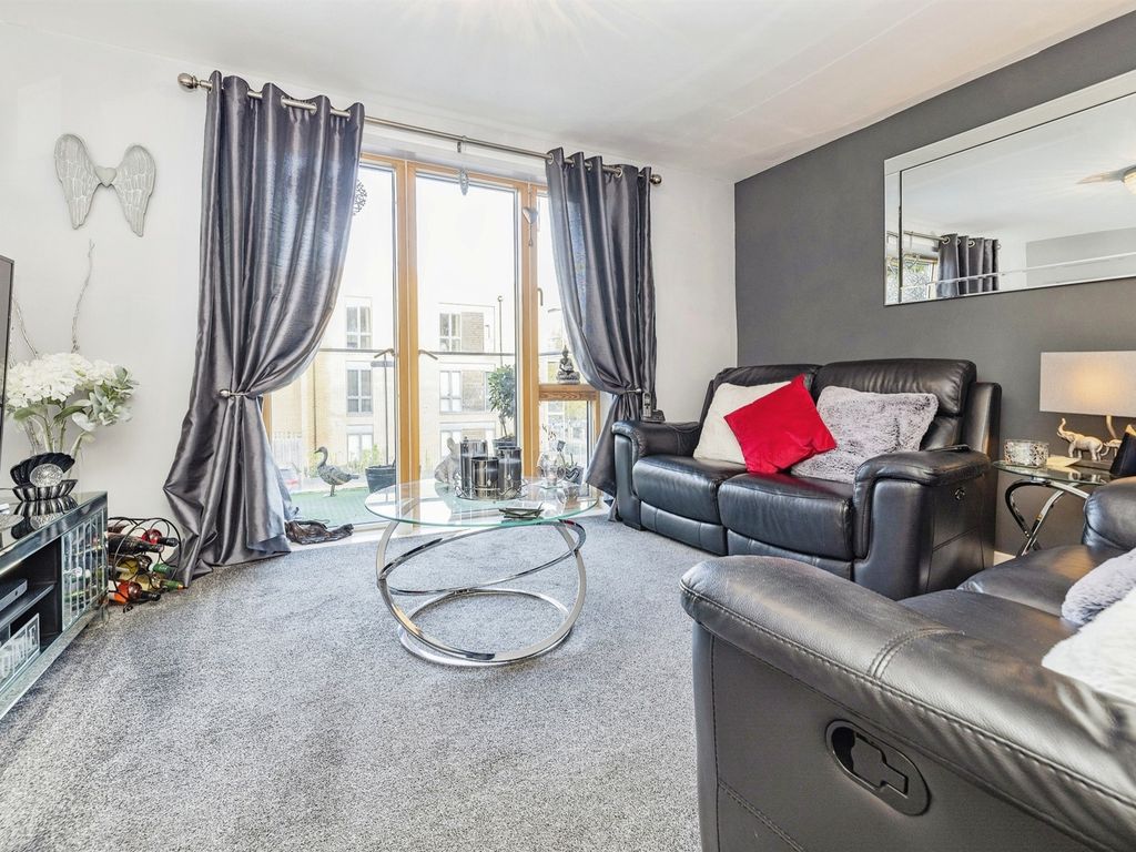 1 bed flat for sale in Farrington Avenue, Bushey WD23, £65,000
