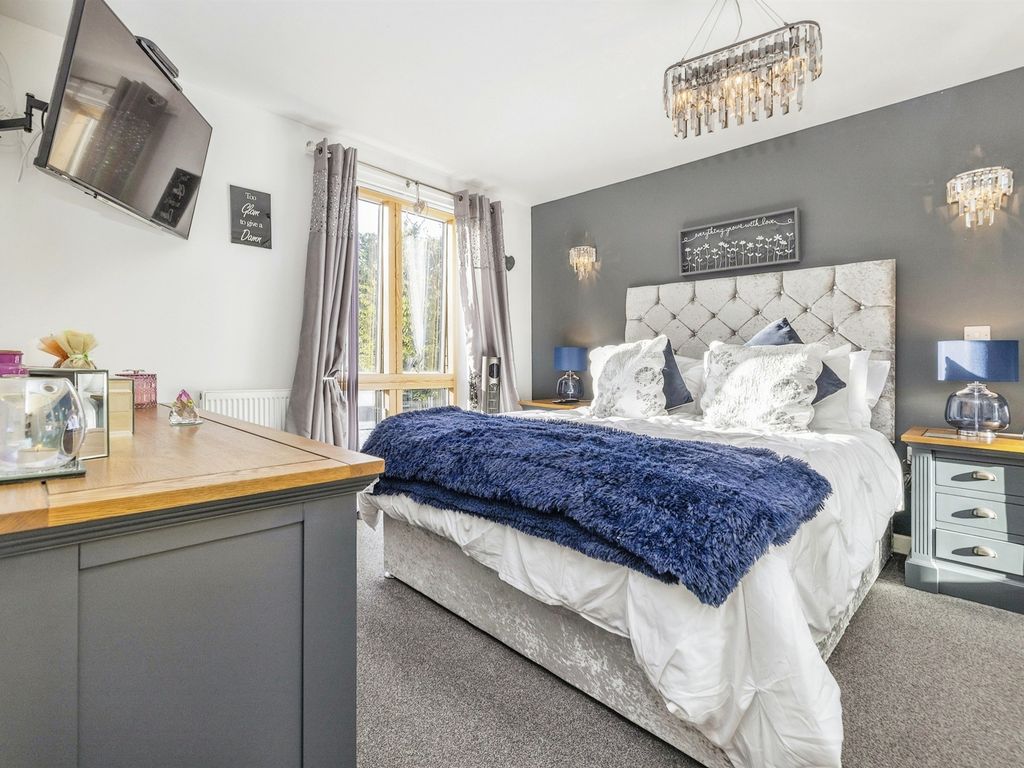 1 bed flat for sale in Farrington Avenue, Bushey WD23, £65,000