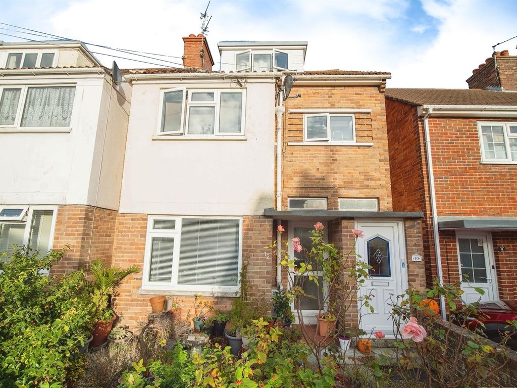2 bed maisonette for sale in Essex Road, Weymouth DT4, £190,000