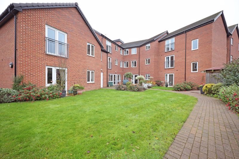 2 bed flat for sale in Knutton Road, Wolstanton, Newcastle-Under-Lyme ST5, £175,000