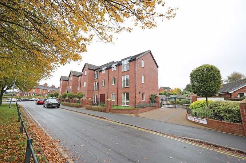 2 bed flat for sale in Knutton Road, Wolstanton, Newcastle-Under-Lyme ST5, £175,000