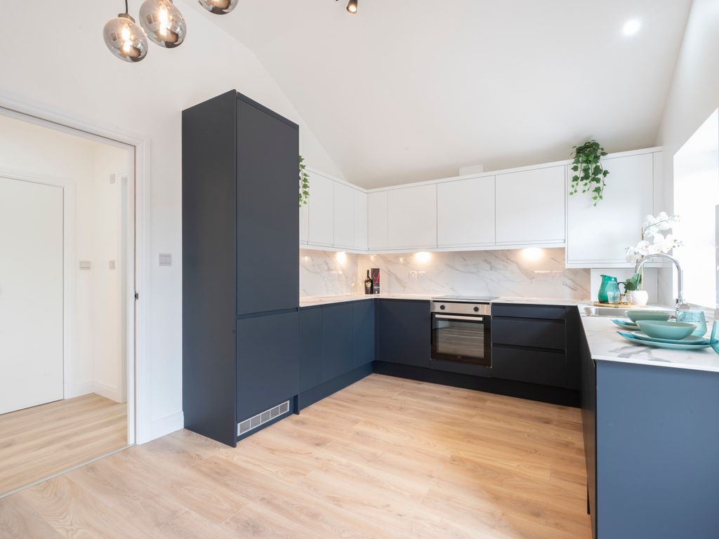 2 bed flat for sale in Claremont Avenue, New Malden KT3, £520,000