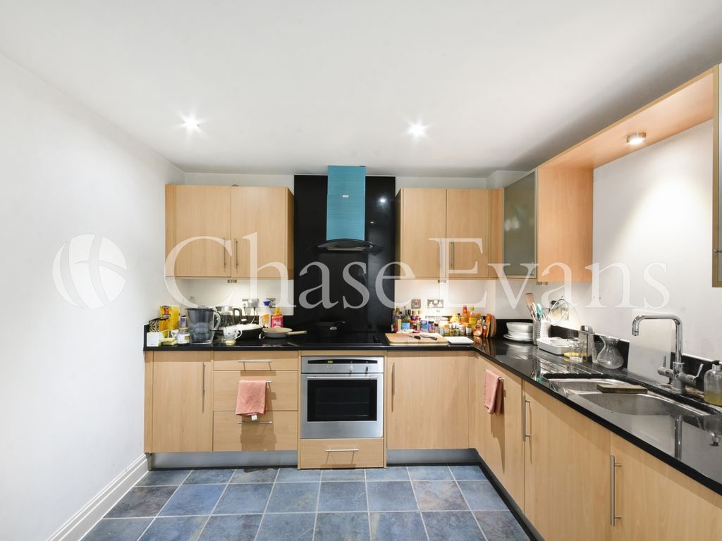 2 bed flat to rent in St Davids Square, Isle Of Dogs E14, £2,600 pcm