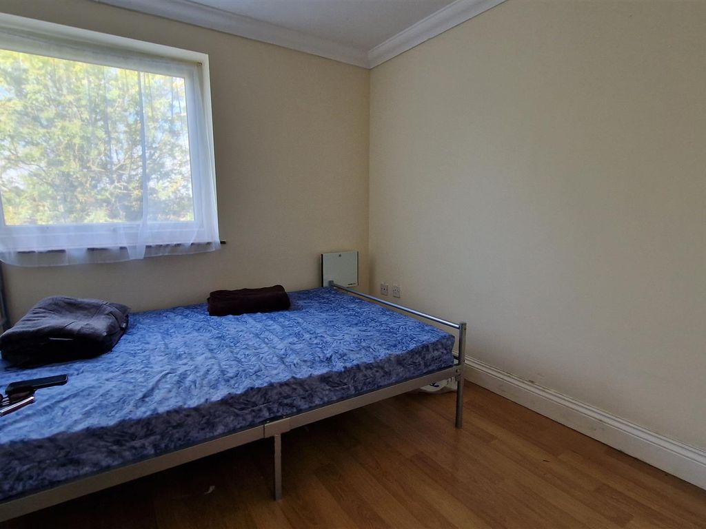 2 bed flat for sale in Dearne Walk, Bedford MK41, £125,000