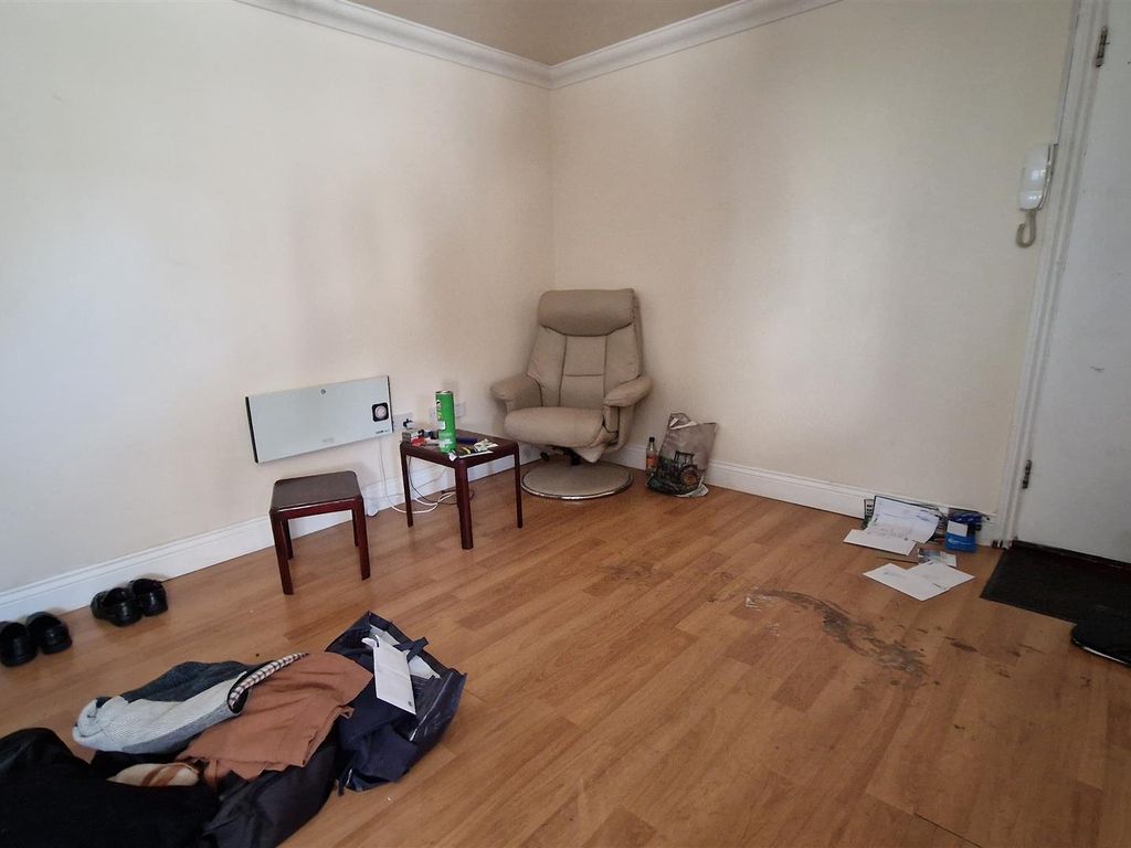 2 bed flat for sale in Dearne Walk, Bedford MK41, £125,000
