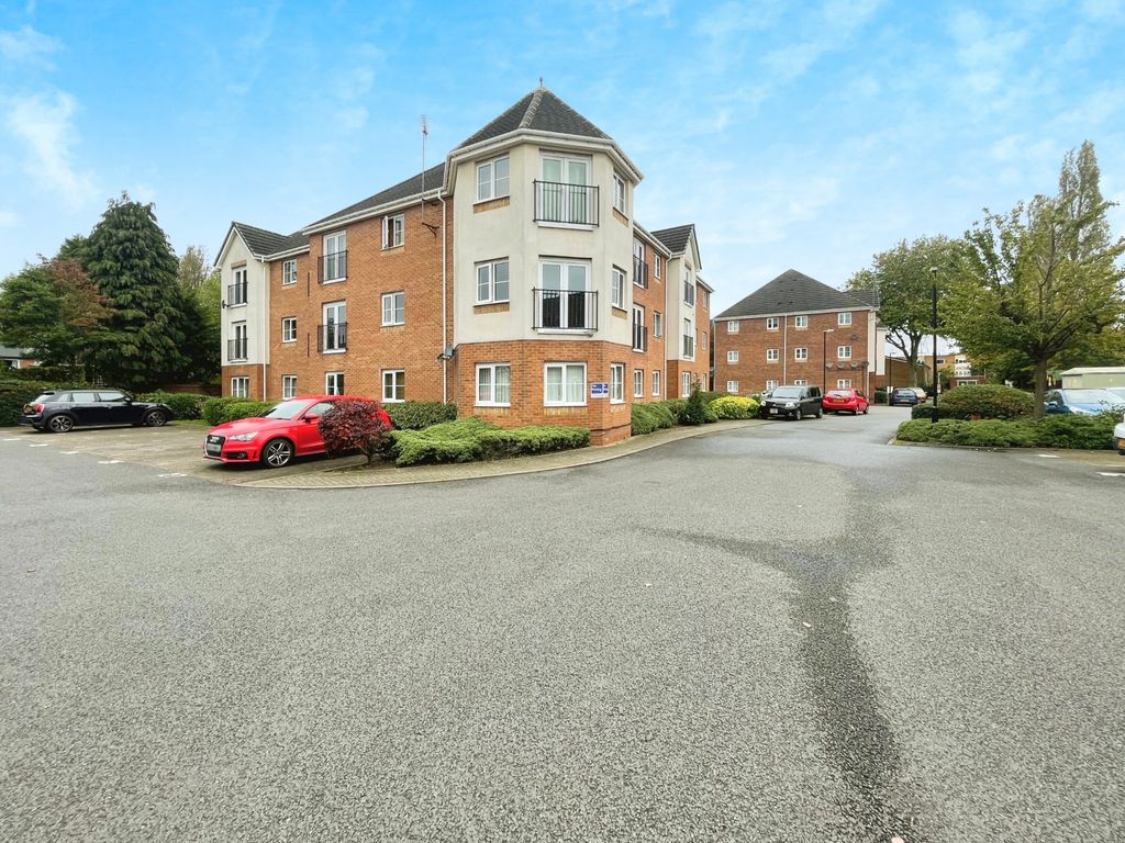 2 bed flat for sale in The Avenue, Darlaston WS10, £115,000