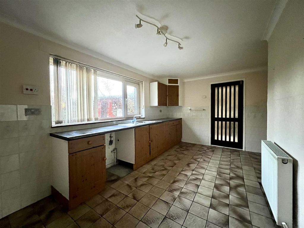 3 bed property for sale in The Oval, Brough HU15, £140,000