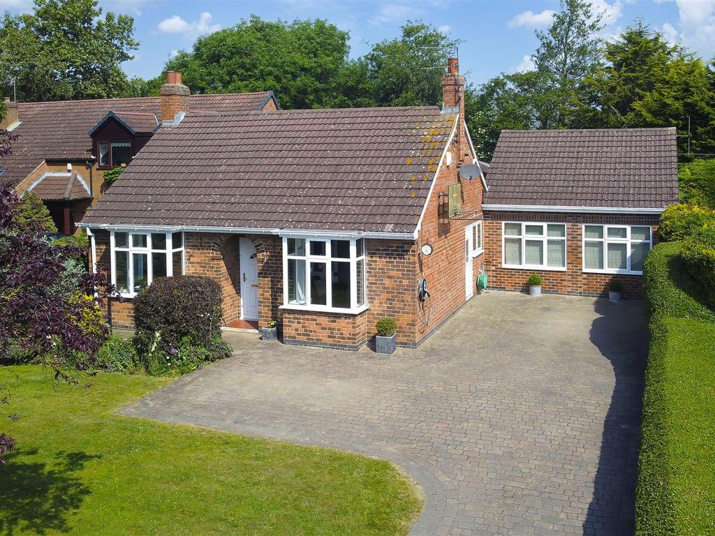 4 bed detached bungalow for sale in Hull Road, Dunnington, York YO19, £469,500