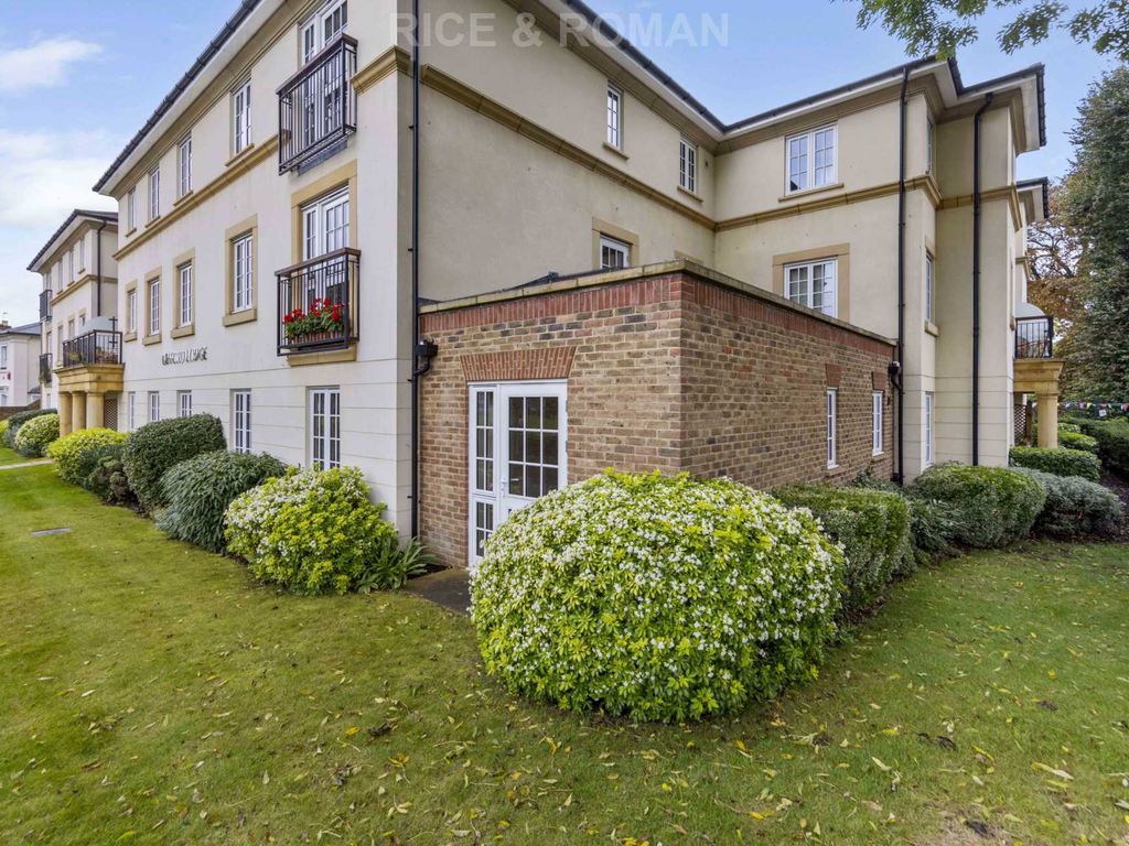 2 bed flat for sale in Gifford Lodge, Twickenham TW2, £675,000