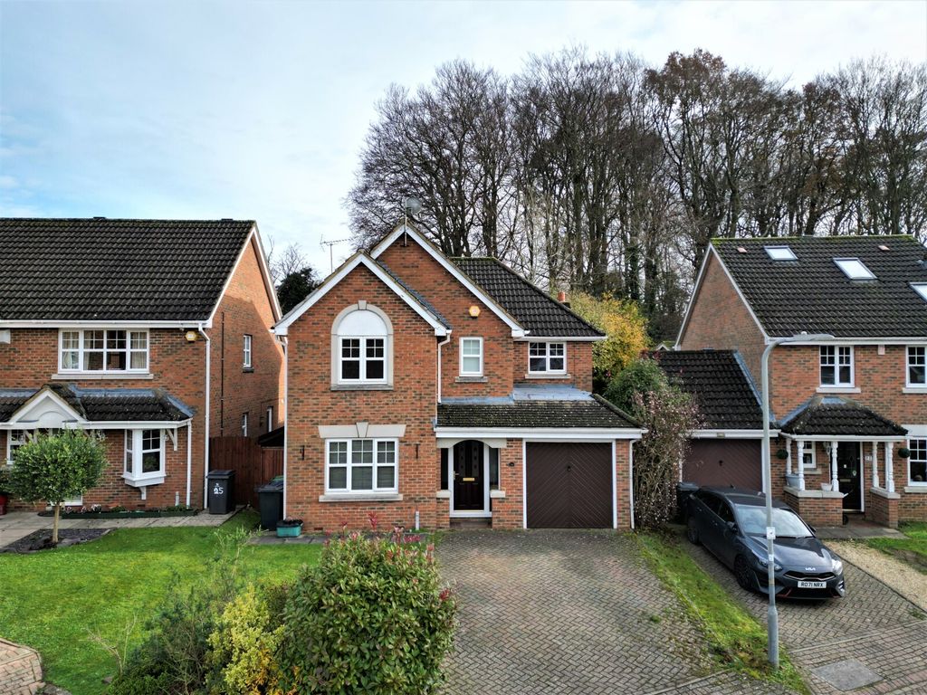 4 bed detached house for sale in Badger Way, Hazlemere, High Wycombe HP15, £750,000