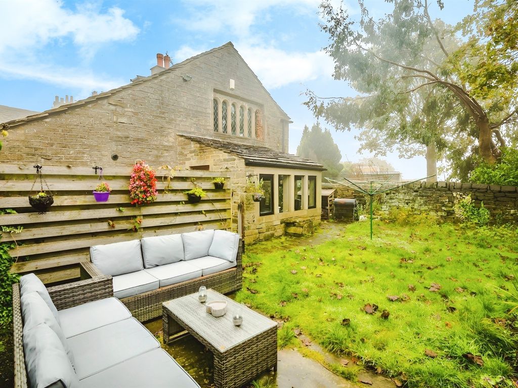3 bed detached house for sale in Gibbet Street, Halifax HX2, £300,000