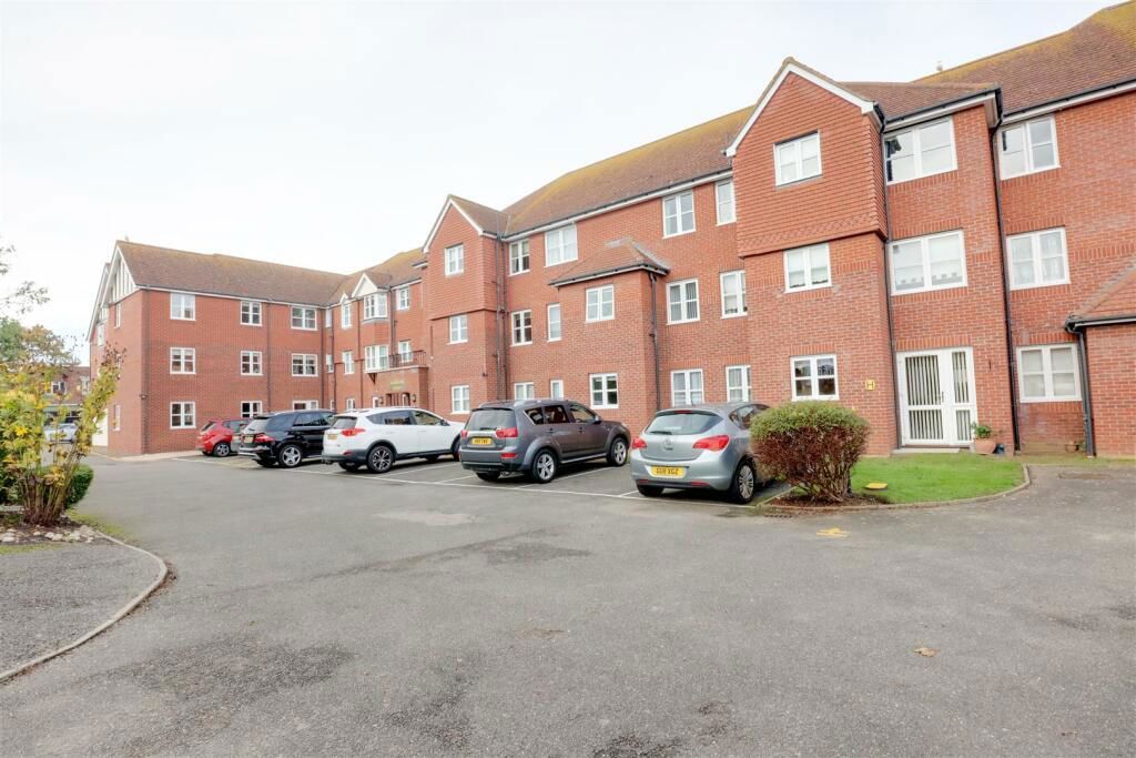 2 bed flat for sale in Connaught Avenue, Frinton-On-Sea CO13, £115,000
