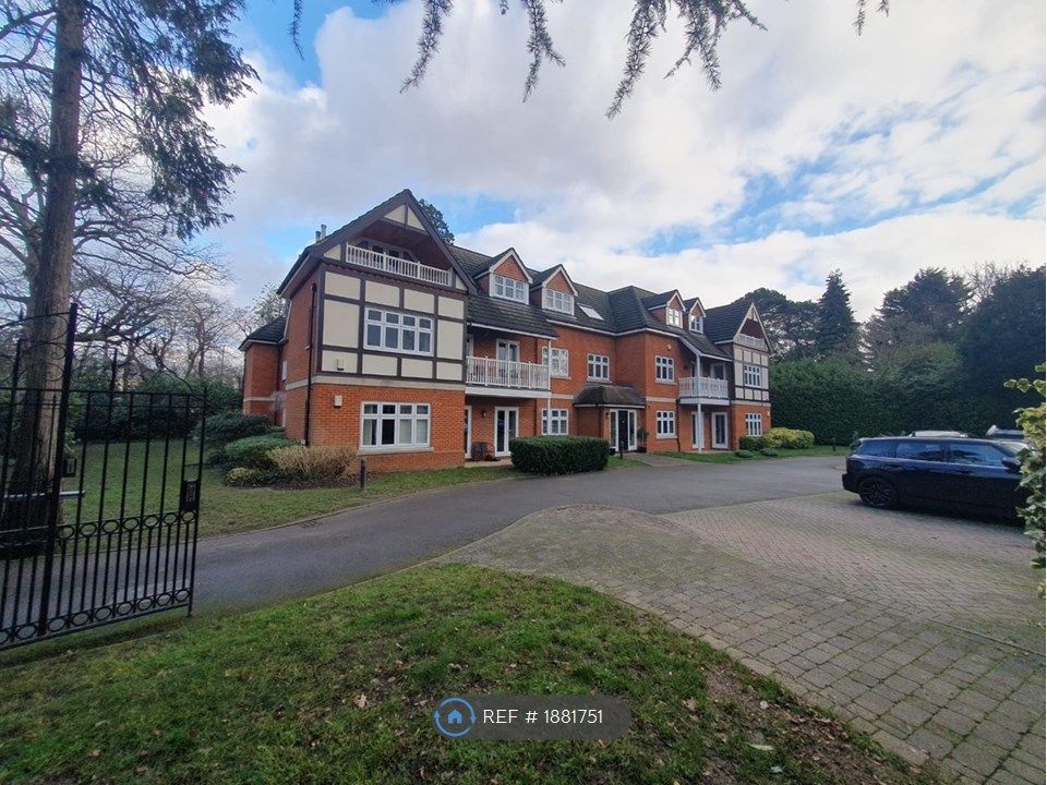 2 bed flat to rent in St Georges Avenue, Weybridge KT13, £2,400 pcm