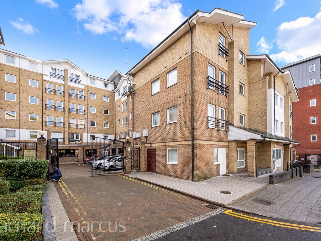 2 bed flat for sale in Melbourne Road, Wallington SM6, £300,000