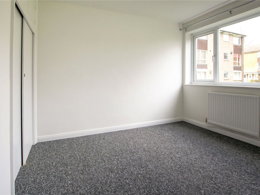 2 bed flat for sale in Wokingham Road, Bracknell, Berkshire RG42, £220,000
